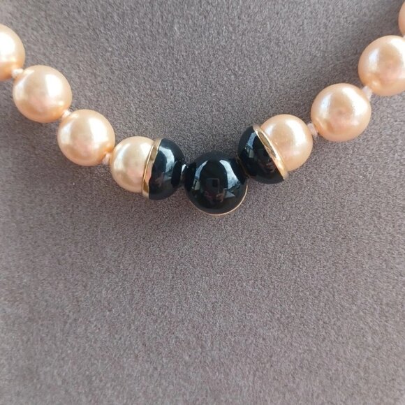 Exquisite Pearl necklace and bracelet.  Purchased in a hotel at Las Vegas Nevada - Picture 3 of 3
